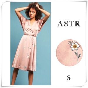 Astr the Label Fiona Floral Wrapped Bow tie Waist Midi Dress Dusty Pink Size S